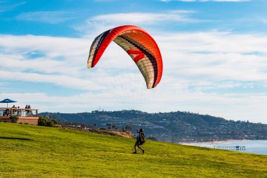 La Jolla, Kaliforniya - 17 Şubat 2018: Pilot bir Yamaçparaşütü Torrey Pines Gliderport model Rc uçak, asmak planör ve Paraşütler için popüler bir fırlatma, başlatma çalışır.