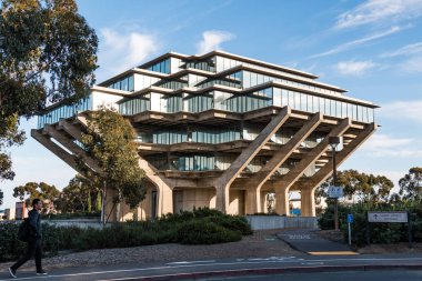 La Jolla, Kaliforniya - 17 Şubat 2018: Audrey ve Theodor Geisel (Dr Seuss) onuruna ve 1970 yılında inşa öğrenci yürüyüşler Geisel kütüphanede University of California San Diego (Ucsd) tarafından.