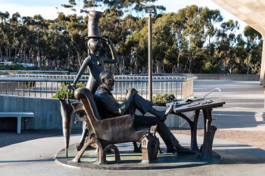 La Jolla, Kaliforniya - 17 Şubat 2018: Theodor Geisel heykel (Dr Seuss) ve onun en ünlü karakteri, Şapkadaki Kedi tarafından toygar gri Dimond-Cates, Ucsd kampüste heykel. 