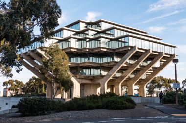 La Jolla, Kaliforniya - 17 Şubat 2018: Geisel Kütüphanesi'nde Ucsd, William Pereira tarafından tasarlanmış ve 1970 yılında açıldı. Audrey ve Theodor Geisel (Dr Seuss onuruna adlandırılmıştır).