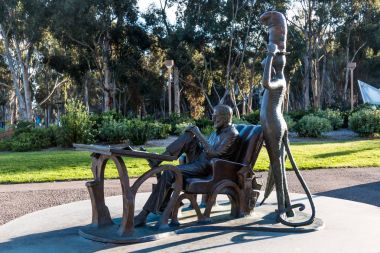 La Jolla, Kaliforniya - 17 Şubat 2018: Heykel tarafından toygar gri Dimond-Cates Theodor Geisel (Dr Seuss) ve onun en ünlü karakteri, Ucsd kampüste Şapkadaki Kedi. 