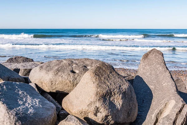 加利福尼亚州圣地亚哥南卡尔斯巴德州立海滩上的大石块 背景为波浪 — 图库照片