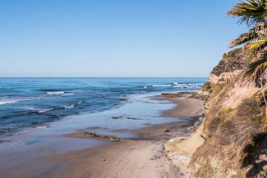Hoca'nın Beach Encinitas, California düşük gelgit, bir uluslararası bilinen sörf yeri San Diego County görünümü.