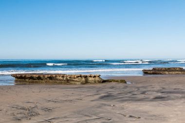 Düşük gelgit Encinitas, Kaliforniya'da hoca'nın plajda iki rocky resif.