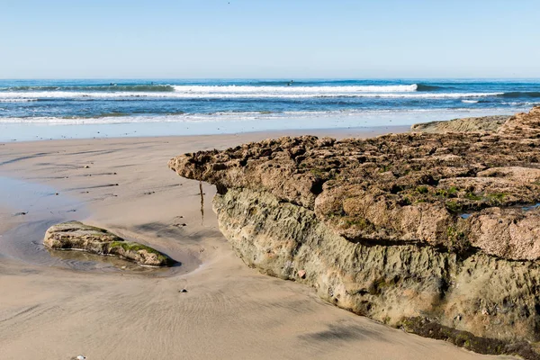 恩西尼塔斯的海滩 加利福尼亚在低潮 露出一个岩石礁覆盖的藤壶 — 图库照片