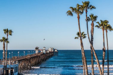Oceanside, California/Amerika Birleşik Devletleri - 24 Şubat 2018: balık insanlar ve sörfçü dalgaları beklerken Oceanside balıkçılık iskelede manzarasının tadını çıkarın. İskele ilk olarak 1888 yılında San Diego'da inşa edildi.