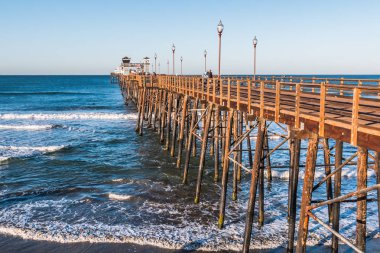 Oceanside, California/Amerika Birleşik Devletleri - 24 Şubat 2018: Oceanside balıkçılık iskele, Batı Kıyısı'nın en uzun ahşap aşırı su Balıkçılık iskele 1954 feet uzunluğunda yürürken insanlar manzarasının tadını çıkarın.