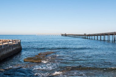 San Diego, Kaliforniya, okyanus plaj balıkçılık iskele bir rocky resif ve Deniz kenarındaki sete ön planda.