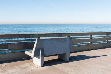 San Diego, Kaliforniya'da okyanus plaj balıkçılık iskele boş bir beton bankta.