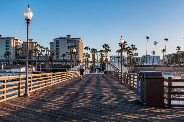 Oceanside Kalifornien Usa Februari 2018 Man Börjar Tidig Morgonpromenad Oceanside — Stockfoto