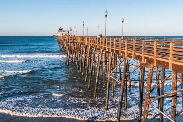 Oceanside, California/Amerika Birleşik Devletleri - 24 Şubat 2018: Oceanside balıkçılık iskele, Batı Kıyısı'nın en uzun ahşap aşırı su Balıkçılık iskele 1954 feet uzunluğunda yürürken insanlar manzarasının tadını çıkarın.