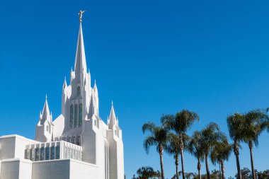 La Jolla, Kaliforniya/ABD - 24 Şubat 2018: Doğu spire süslü, mermer San Diego Lds (Mormon) Tapınağı angel Moroni heykeli ve palmiye ağaçları özelliği dekorasyon ile.