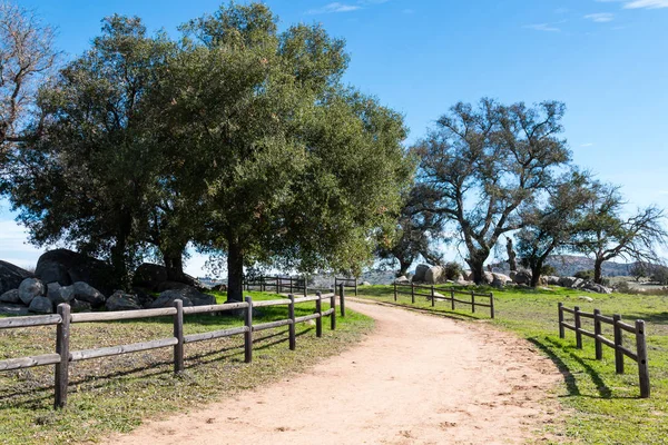 Sendero Bordeado Vallas Curva Través Área Boscosa Ramona Grasslands Preserve — Foto de Stock