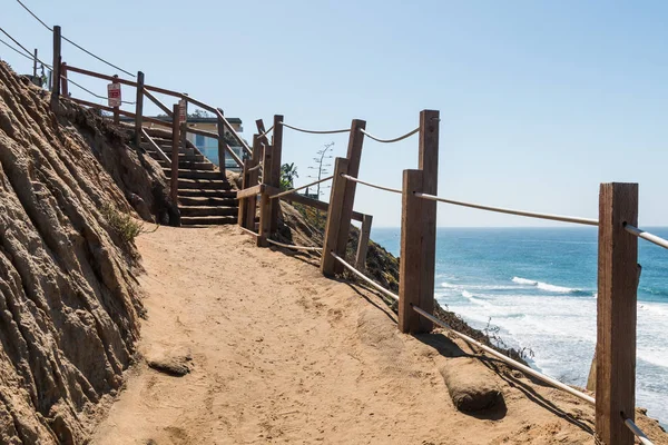加利福尼亚恩西尼塔斯灯塔海滩上悬崖一侧的泥土小道和楼梯 — 图库照片