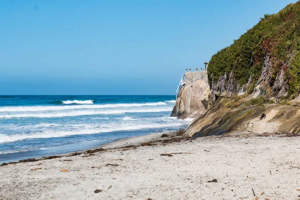 Yeşillik Encinitas, Kaliforniya'da Beacon'ın plajda tarafından kapsanan bir blöf.
