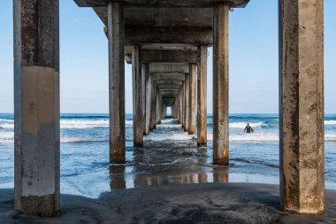 La Jolla, Kaliforniya altında simetrik bir beton İskelesi.