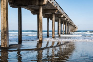 La Jolla, Kaliforniya bir beton araştırma iskele altından göster.