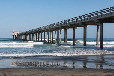 La Jolla Shores San Diego, Kaliforniya beton araştırma iskelesi ile kumsalda.