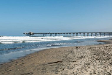 La Jolla Shores Beach San Diego, Kaliforniya, somut bir iskele ve sörfçü içinde belgili tanımlık geçmiş.  