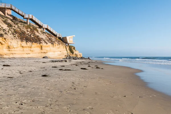 位于加利福尼亚州的索拉纳海滩 面向南向 Del 海滩接入步骤和救生站 — 图库照片