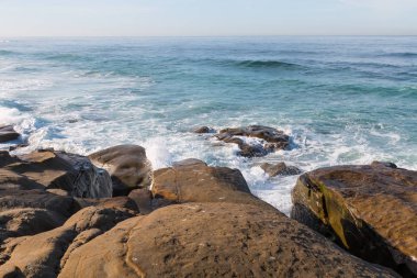 La Jolla, California 'daki Windansea Plajı' nda kaya oluşumları, San Diego County 'de bir şehir..