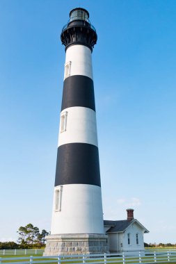 Kuzey Carolina 'nın dış kıyılarındaki Bodie Adası deniz feneri Nags Head yakınlarında..  