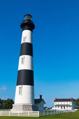 Kuzey Carolina 'daki Nags Head' in hemen güneyinde, Outer Banks 'de çift bekçi kamaralı Bodie Island deniz feneri..