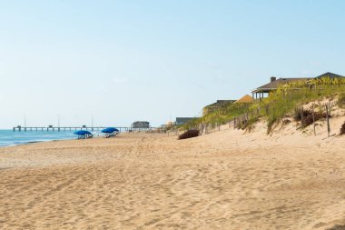 Kuzey Carolina 'da Nags Head Sahili' nde Nags Head balıkçılık iskelesi var..