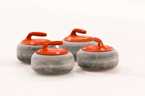 Eine Gruppe Von Vier Roten Curlingsteinen Auf Eis — Stockfoto