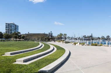 Coronado, California / Usa - 23 Şubat 2017: İnsanlar Coronado Adası 'nın San Diego Körfezi kıyısında küçük bir şehir parkı olan Glorietta Bay Park Gezinti Alanı' nda geziniyor..
