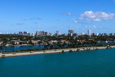 Miami, Florida 'da Palm Island ve South Beach binalarının olduğu MacArthur Geçidi..