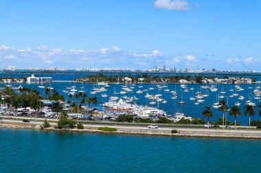 MacArthur Causeway, demirlemiş tekneleri, Palm Island ve Miami Beach otelleri ve Güney Sahili, Miami, Florida 'daki konutları.