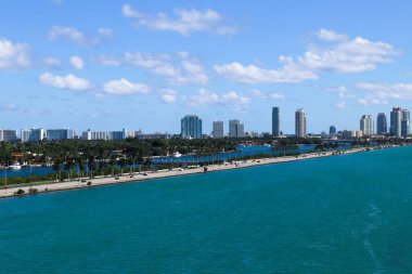 Macarthur Causeway, Palm Island, Star Island ve South Beach otelleri ve South Beach, Miami, Florida 'daki konutlar.