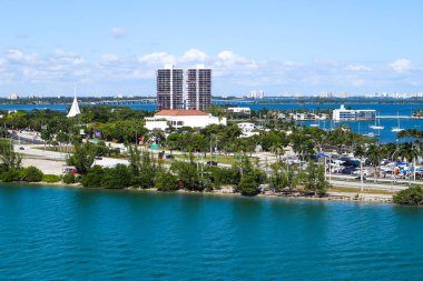 Miami, Florida / Usa - 10 Kasım 2019: Binalar ve demirli gemilerle Macarthur Geçidi manzarası.