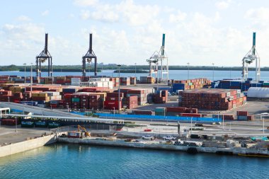 Miami, Florida / Usa - 10 Kasım 2019: Güney Florida Konteynır Terminali 'nde bir sıra Super Post-Panamax vinç ve istiflenmiş konteynır.