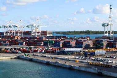 Miami, Florida / Usa - 10 Kasım 2019: Güney Florida Konteynır Terminali 'ndeki Super Panamax sonrası vinçlerin altında tam hizmet veren bir gemi.