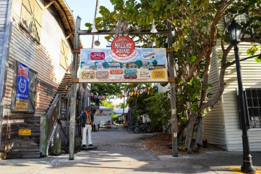 Key West, Florida / Usa - 12 Kasım 2019: Sonra Mallory Meydanı 'na giriş, içinde dükkanlar, restoranlar, sokak sanatçıları ve müzisyenlerin bulunduğu bir rıhtım bölgesi.