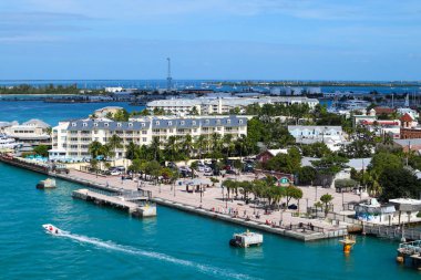 Key West, Florida / Usa - 12 Kasım 2019: Mallory Meydanı 'nın Arial manzarası, içinde dükkanlar, restoranlar, sokak sanatçıları ve müzisyenlerin yer aldığı bir liman bölgesi.