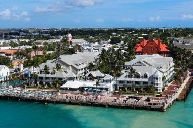 Key West, Florida / Usa - 12 Kasım 2019: Mallory Meydanı 'ndaki havadan oteller, restoranlar ve tarihi binalar, bir liman bölgesi ve popüler turizm merkezi.