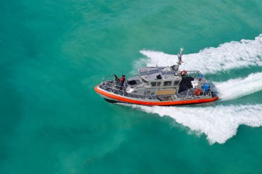 Key West, Florida / Usa - 12 Kasım 2019: Bir ABD Sahil Güvenlik gemisinin deniz koruma ve güvenliğini sağlayarak hızla yol alması.