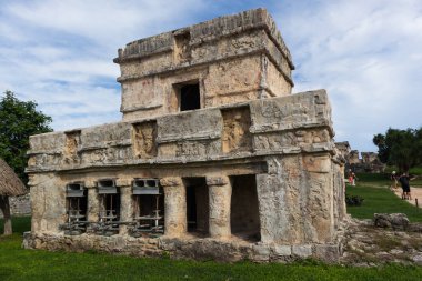 QUINTANA ROO, MEXICO - 12 Kasım 2019: Turistler Templo De Los Frescos yakınlarındaki antik Maya şehri Tulum 'un arazisini keşfediyorlar.