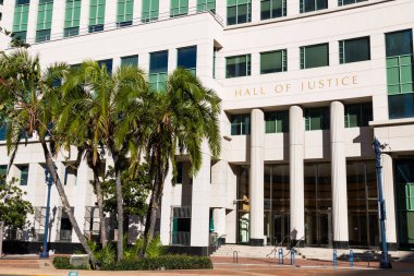 San Diego, Kaliforniya / Usa - 8 Ocak 2017: Yüksek ve Sivil Mahkemeler tarafından işgal edilen Adalet Salonu. Ayrıca denetimli serbestlik, küçük talepler ve bölge savcılığını da içeriyor..