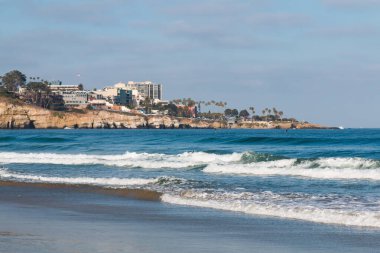 La Jolla Sahili Sahili, La Jolla Koyu ve arka planda deniz mağaraları.