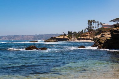 San Diego 'da bulunan La Jolla, California' daki La Jolla Koyu 'nda eğlenen insanların görüntüsü.