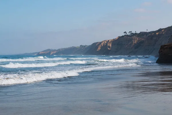 圣地亚哥州La Jolla海岸海滩上方的砂岩悬崖塔 — 图库照片