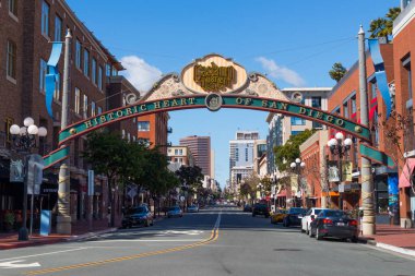 SAN DIEGO, CALIFORNIA / USA - 21 Mart 2020: Gaslamp Bölgesi için topluluk kemer yolu, 1992 yılında tamamlandı..