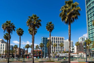 SAN DIEGO, CALIFORNIA / USA - 21 Mart 2020: Eğlence, restoran, bar ve gece kulüpleri için popüler bir yer olan Gaslamp / Kongre Merkezi alanı.  