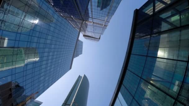 Группа современных небоскребов в деловом городе, быстрый вращающийся временной интервал — стоковое видео