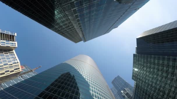 集团的现代摩天大楼在商务城市，游戏中缓慢的旋转时光倒流 — 图库视频影像