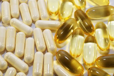 Beyaz arka planda beyaz haplar.